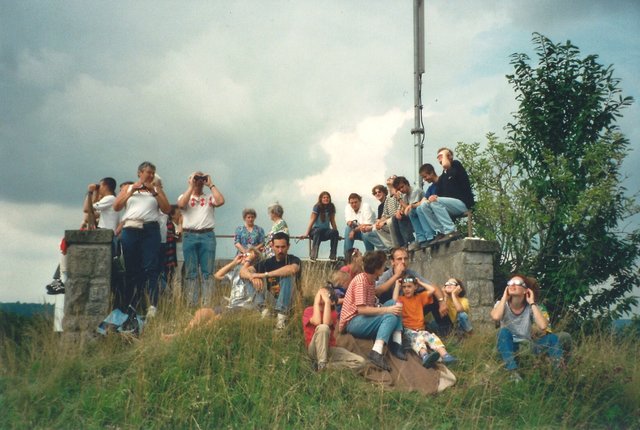 In Erwartung der Sonnenfinsternis beim alten Hochbehälter am 11. August 1999.