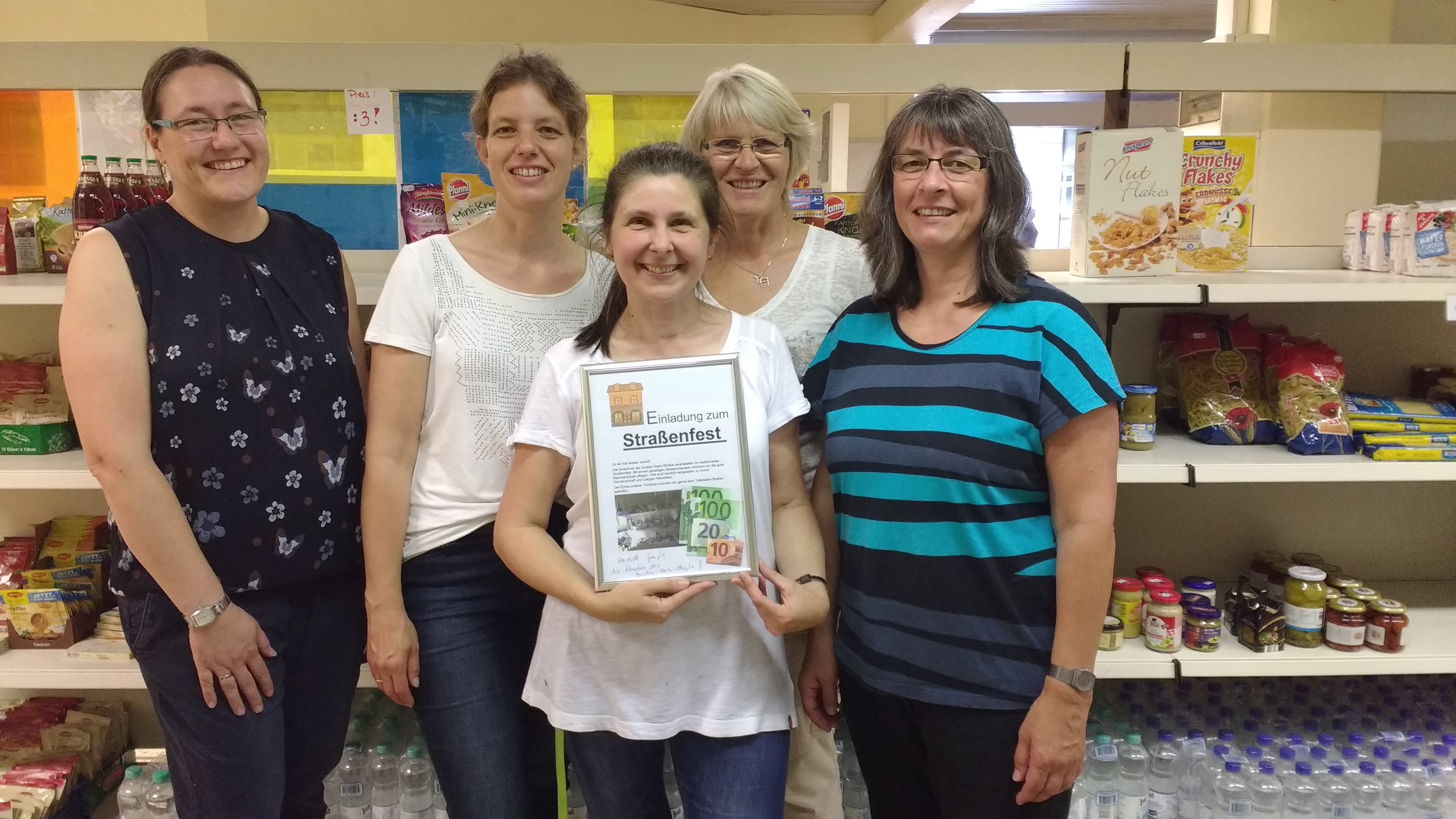 Spendenübergabe bei der Tafelleitung mit Eva Bajus (Mitte) und dem Straßenfest- Organisationsteam mit (von links) Catharina Knopf, Nora Reuss, Elfi Pleyer und Elke Wagner.