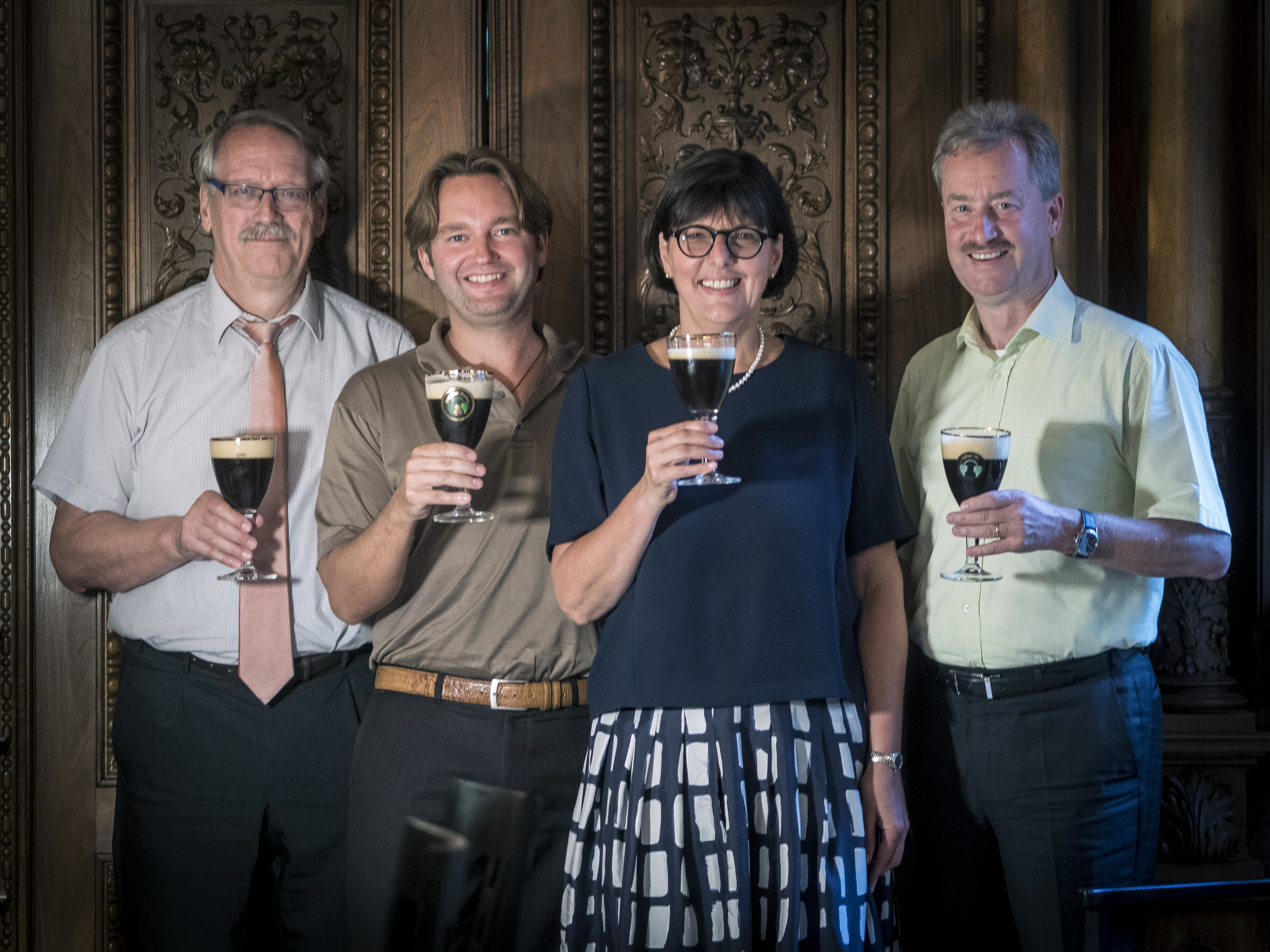 Die Geschäftsführer Dr. Friedrich Georg Hoepfner, Christian Schön, Dr. Gerda Frank und Willy Schmidt (von links) stoßen mit einem Glas Porter auf die gemeinsame Zukunft an.