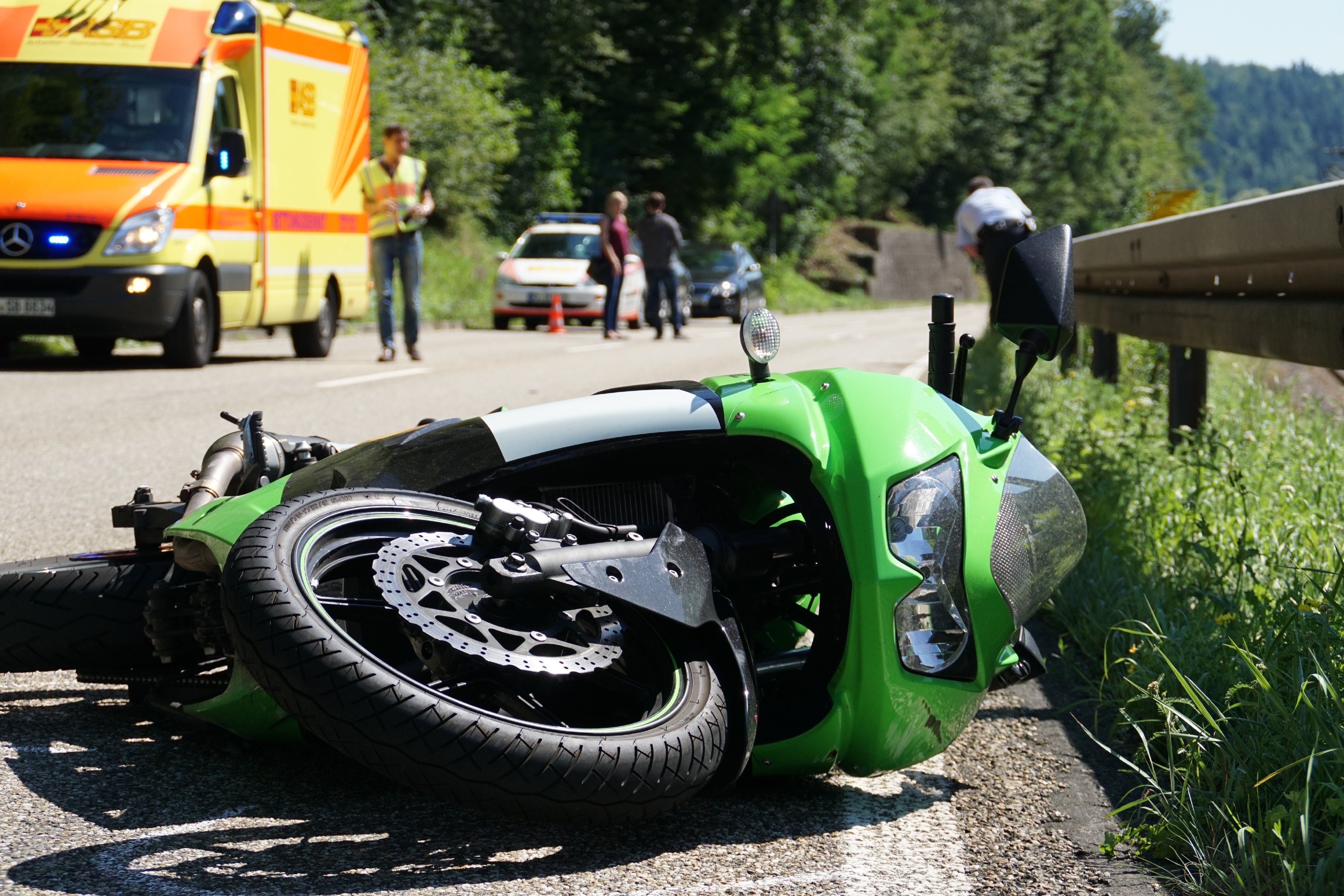 Bei einem Verkehrsunfall auf der Albtalstrecke (L564) ist ein Motorradfahrer am Montag, 7. August, tödlich verunglückt.
