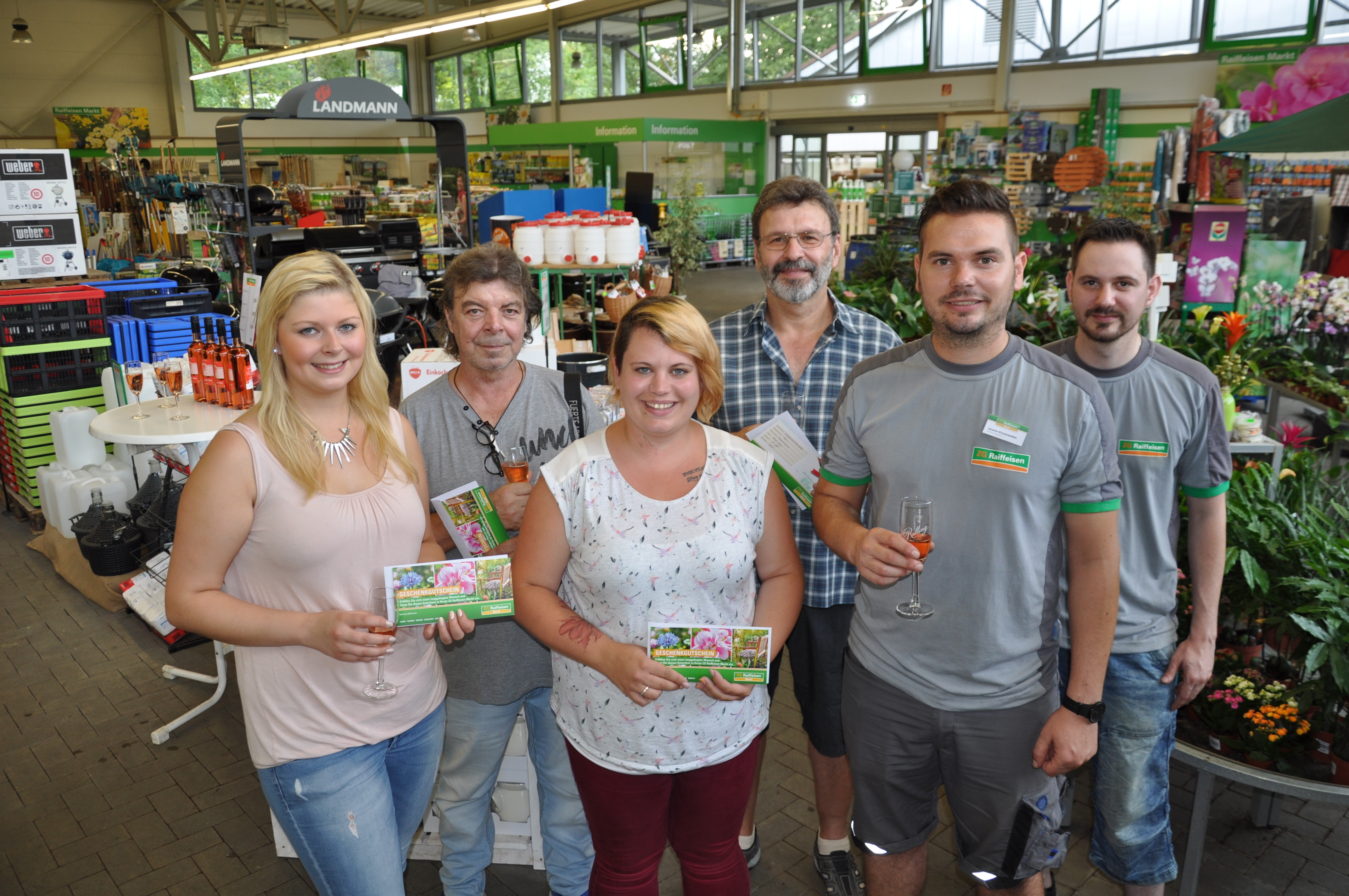 Beim Fotowettbewerb gewonnen: (von links) Alina Mikschl, Günter Hertle , Anna Wirth und Frank Bühler Niederlassungsleiter Jerome Kronenwetter und seinem Stellvertreter Sebastian Kratzer bei der Preisübergabe. Foto: ch