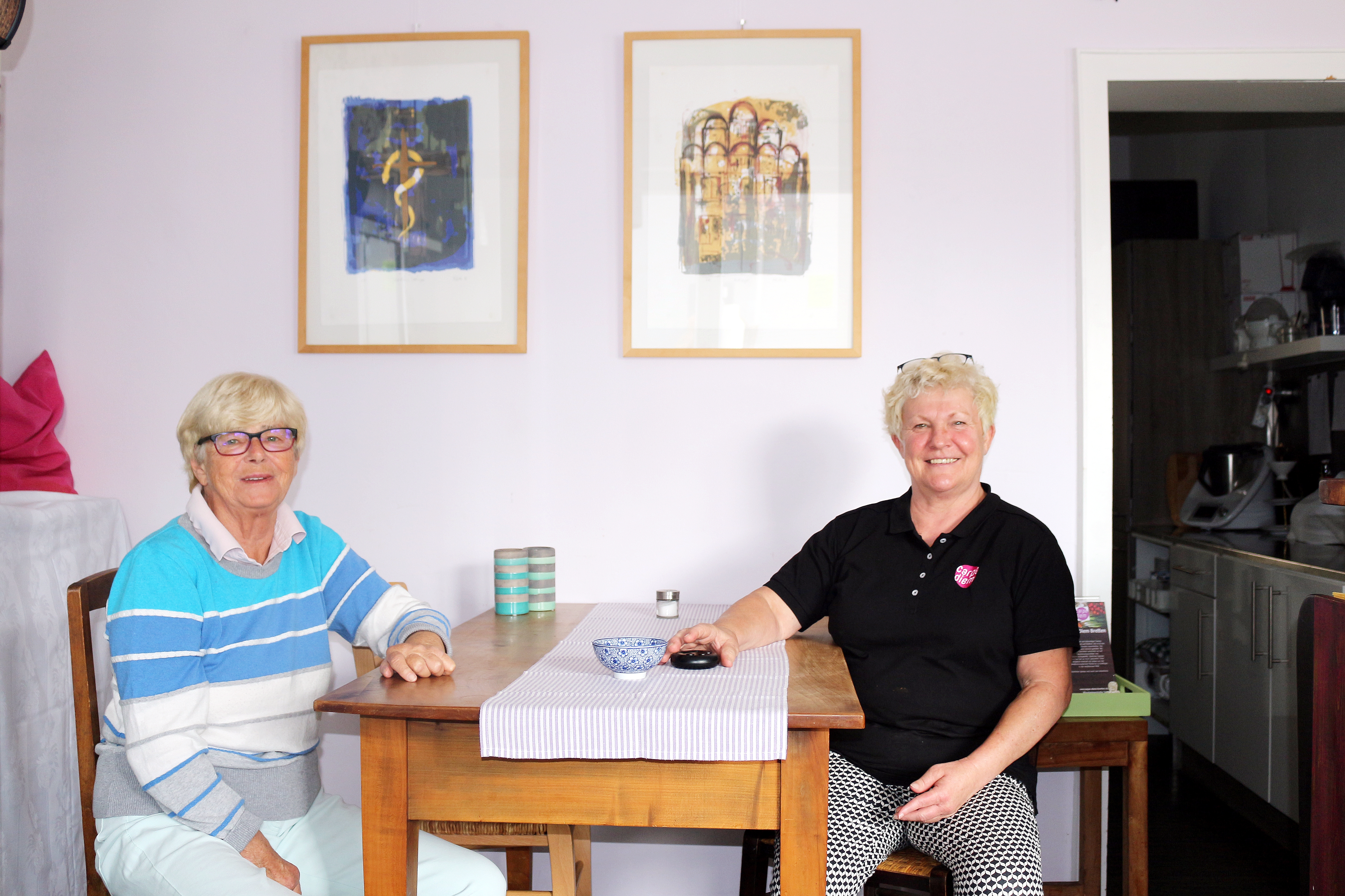 Uta Goppelsröder (links), zweite Vorsitzende des Kunstvereins Bretten, freut sich darüber, dass Kornelia Joaquim das Carpe Diem als einen der Ausstellungsorte zur Verfügung stellt.