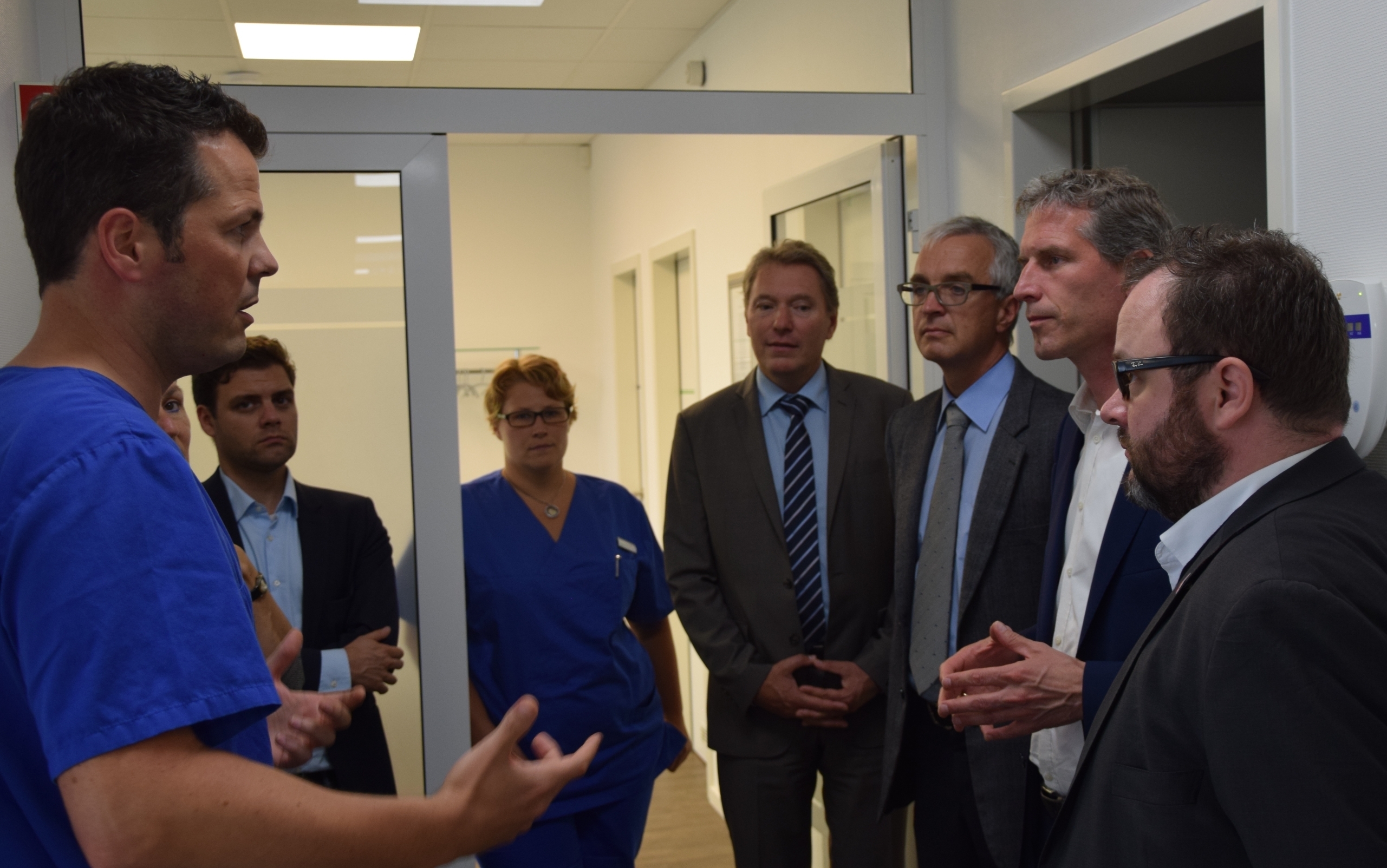 Die FDP-Politiker Jochen Haußmann MdL, Dr. Christian Jung und Hendrik Tzschaschel besuchten die Praxisklinik für Oralchirurgie und Endodontie von Dr. Andre Hoffmann in Kirrlach. (Foto: MS)