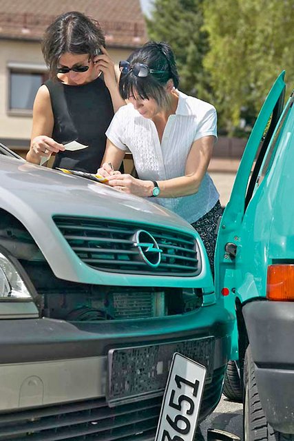 Vom Glück im Unglück kann man sprechen, wenn keine Person bei einem Unfall zu Schaden gekommen ist. Bei der Regulierung des materiellen Schadens hat der Geschädigte allerdings oftmals Ärger. Foto: djd/Itzehoer Versicherungen/MEV Verlag GmbH