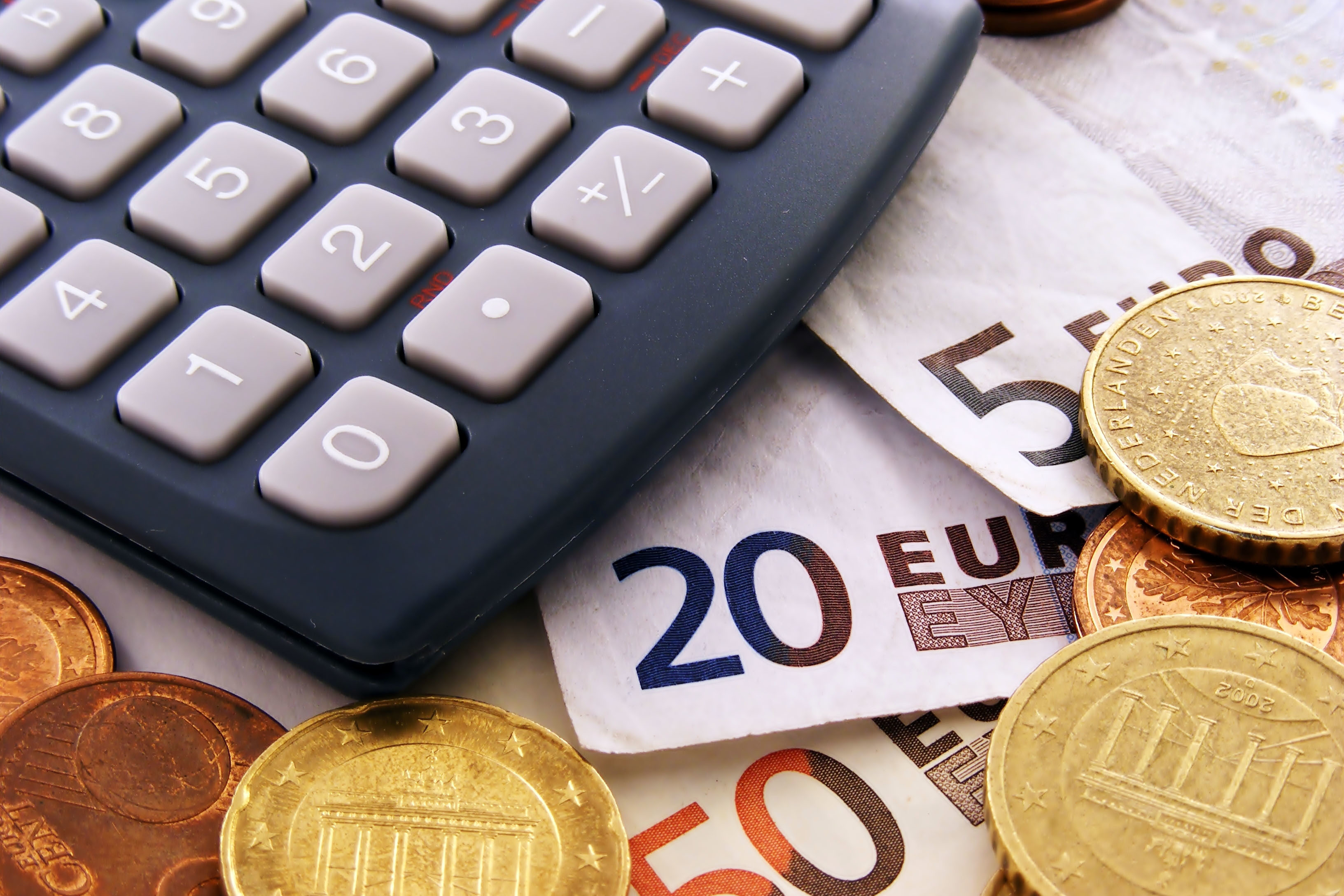 Auch im Zinstief muss beim Immobilienkauf oder beim Bau eines eigenen Heimes nach wie vor Vorsicht gelten. Foto: djd/finanzierungsschutz/shutterstock/gcpics