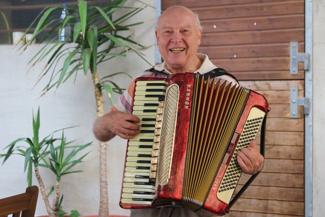 Heinz Hollstein, Mundart-Dichter und Akkordeonist, hat viele unterhaltsame Lieder auf Lager.