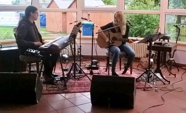 Während es draußen stürmte und regnete, verbreiteten Caro Trischler und ihr Duo-Partner Winfried Rimbach-Sator in der Stadtparkhalle musikalische Wohlfühlatmosphäre.