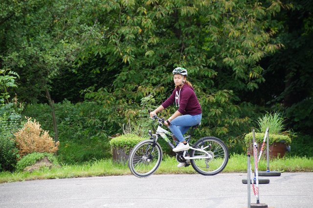 Die Jugendleiterin für die Kleinen Julia Weiß zeigt den Kindern wie es geht