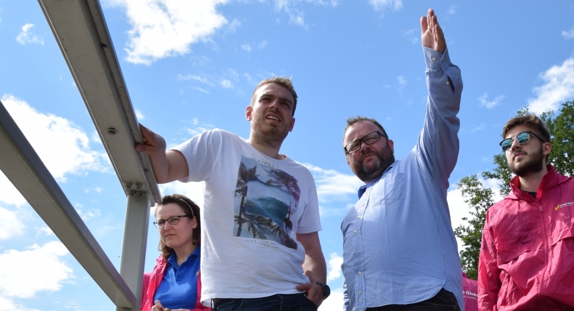 Die beiden FDP-Bundestagskandidaten Christian Jung (r.) und Valentin Christian Abel informierten sich gerade am 13. August 2017 in Mutschelbach über den fehlenden Lärmschutz an der Bocksbachtalbrücke. (CB/TJ)