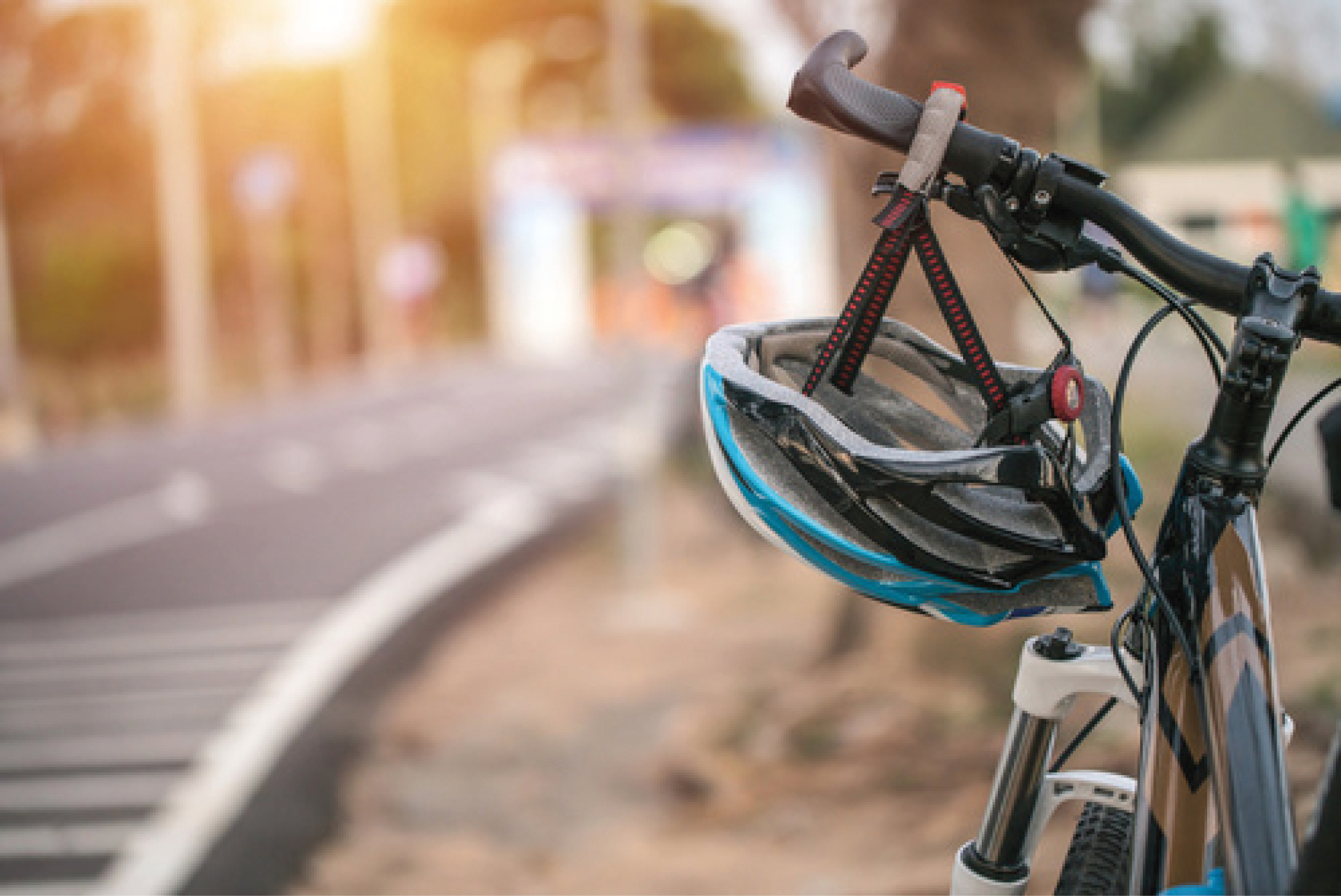 Mit Helm fährt es sich sicherer, ganz gleich ob der Fahrer mit Fahrrad, Pedelec oder E-Bike unterwegs ist. Foto: lovegtr/Fotolia/Itzehoer