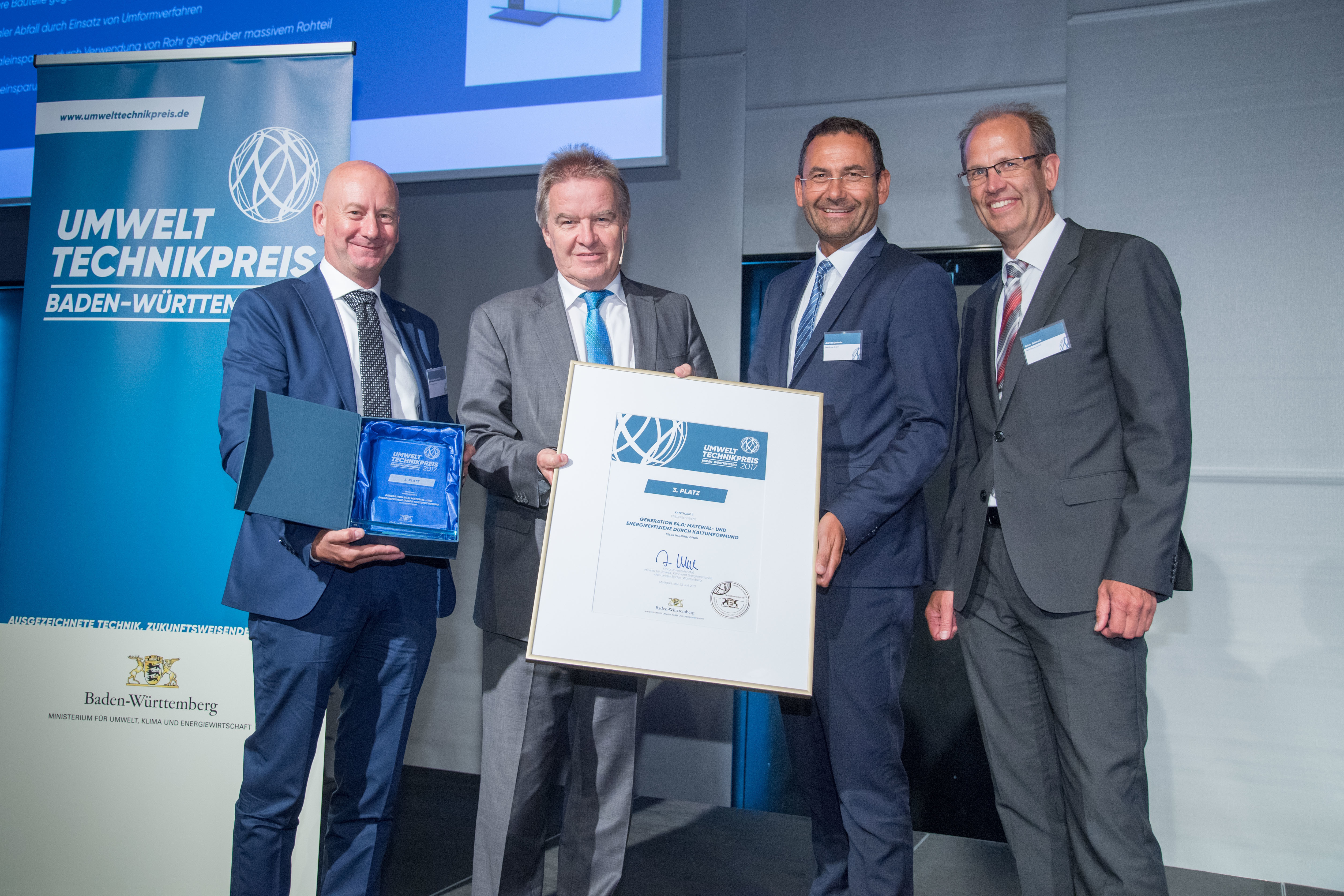 Übergabe der Preisträgerurkunde an die Felss Gruppe: (von links) Wolfgang A. Haggenmüller (Business Development), Franz Untersteller (Umweltminister)
Andreas Egelseder (CMTO) und Rainer Schiessle (COO).
