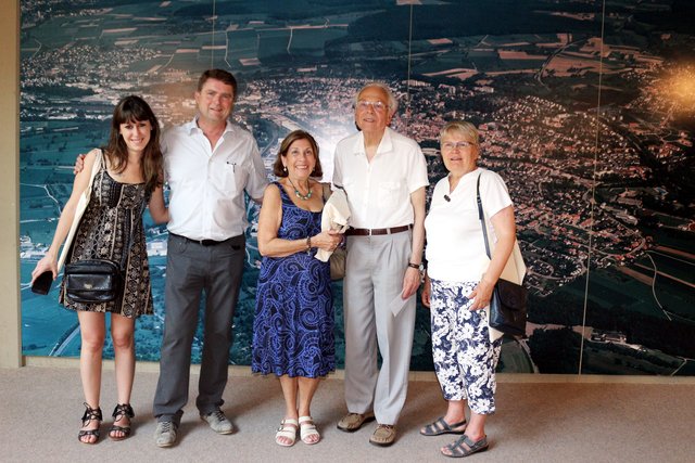 Von links: Jamila Olivera, Oberbürgermeister Martin Wolff, Carolina Wallheimer, Eberhard Wiedmann und Heidemarie Leins.