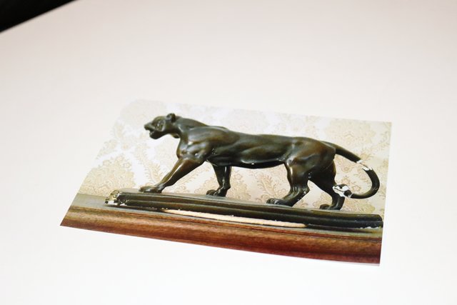 Beate Herrmann hat noch vor der Auswanderung der Brettener Familie Kunzmann eine Gipsskulptur gebracht – einen Panther. Die Tochter Anneliese Kühner hat diesen Panther heute noch.