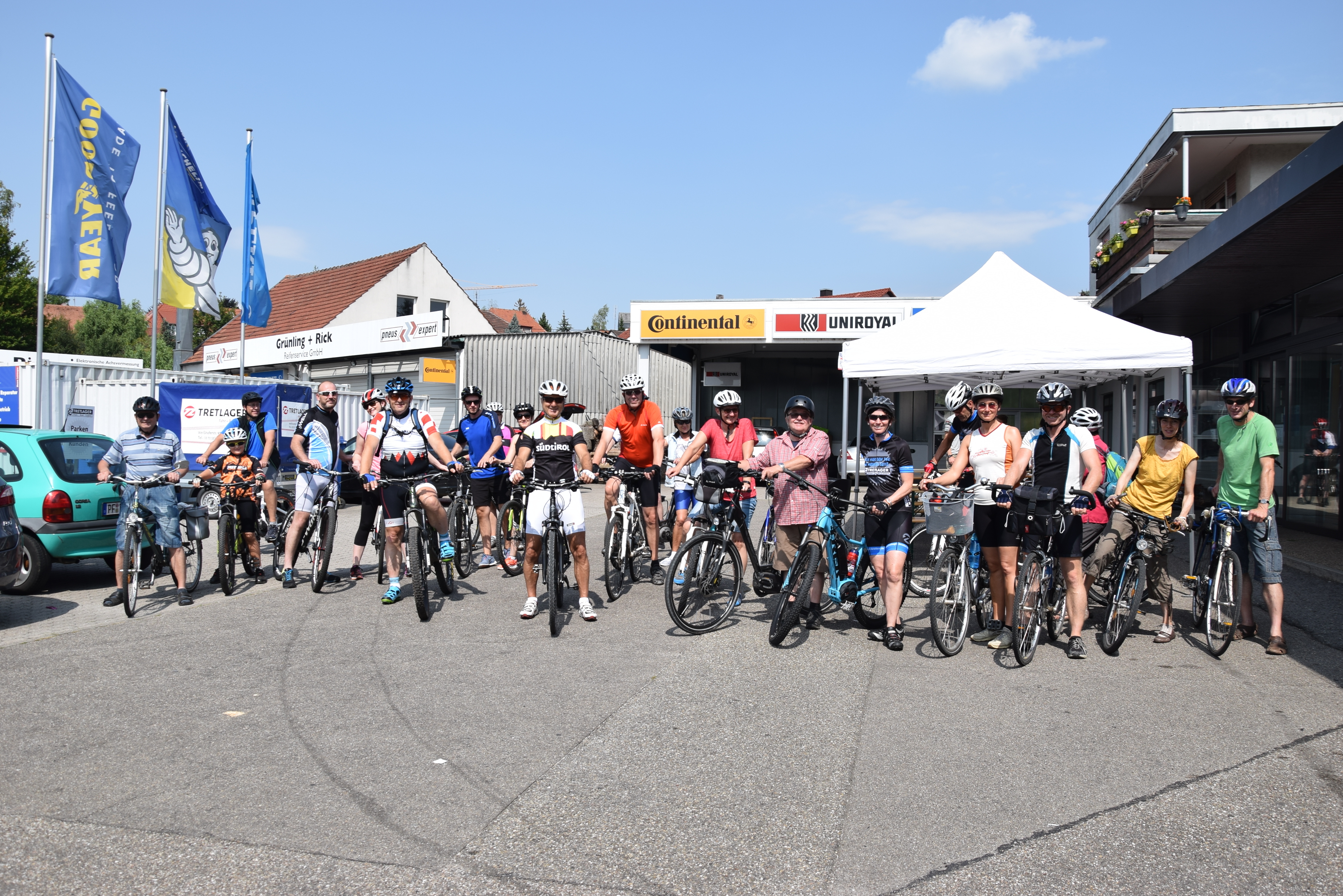 Start beim Tretlager: Frohgemut stiegen die Teilnehmer/innen in die Pedale. Fotos: ch