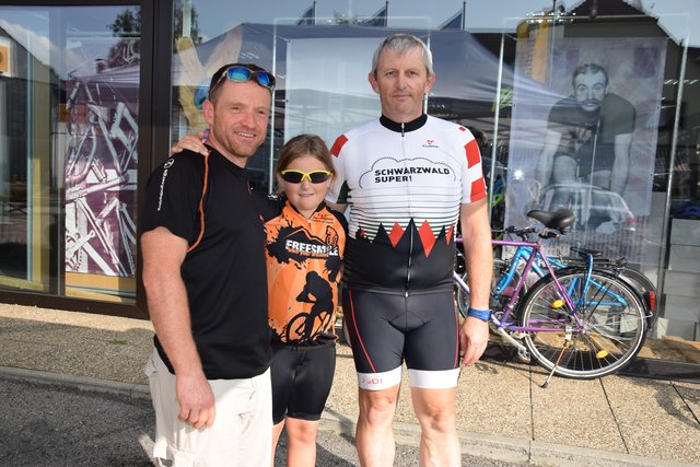 Jüngste Teilnehmerin: Die elfjährige Sophia Föll mit ihrem RSC-Mountainbike-Trainer Markus Rothfritz (links) und Opa Thomas Föll. Foto: ch