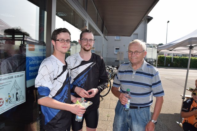 Ältester Teilnehmer: Gerd Friedrich aus Unteröwisheim (rechts) - hier mit zwei jungen Mitgliedern des RSC Bretten - ist schon vor der Tour 17 km nach Bretten geradelt. Foto: ch