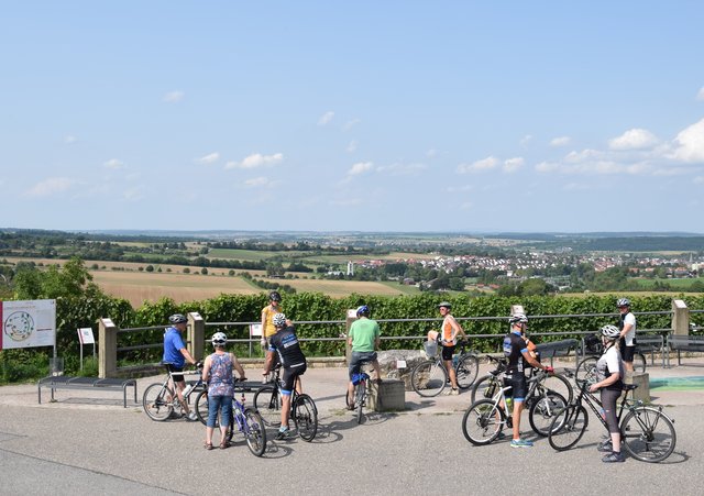 Phantastischer Fernblick vom Derdinger Horn über den sonnenverwöhnten Kraichgau. Foto: ch