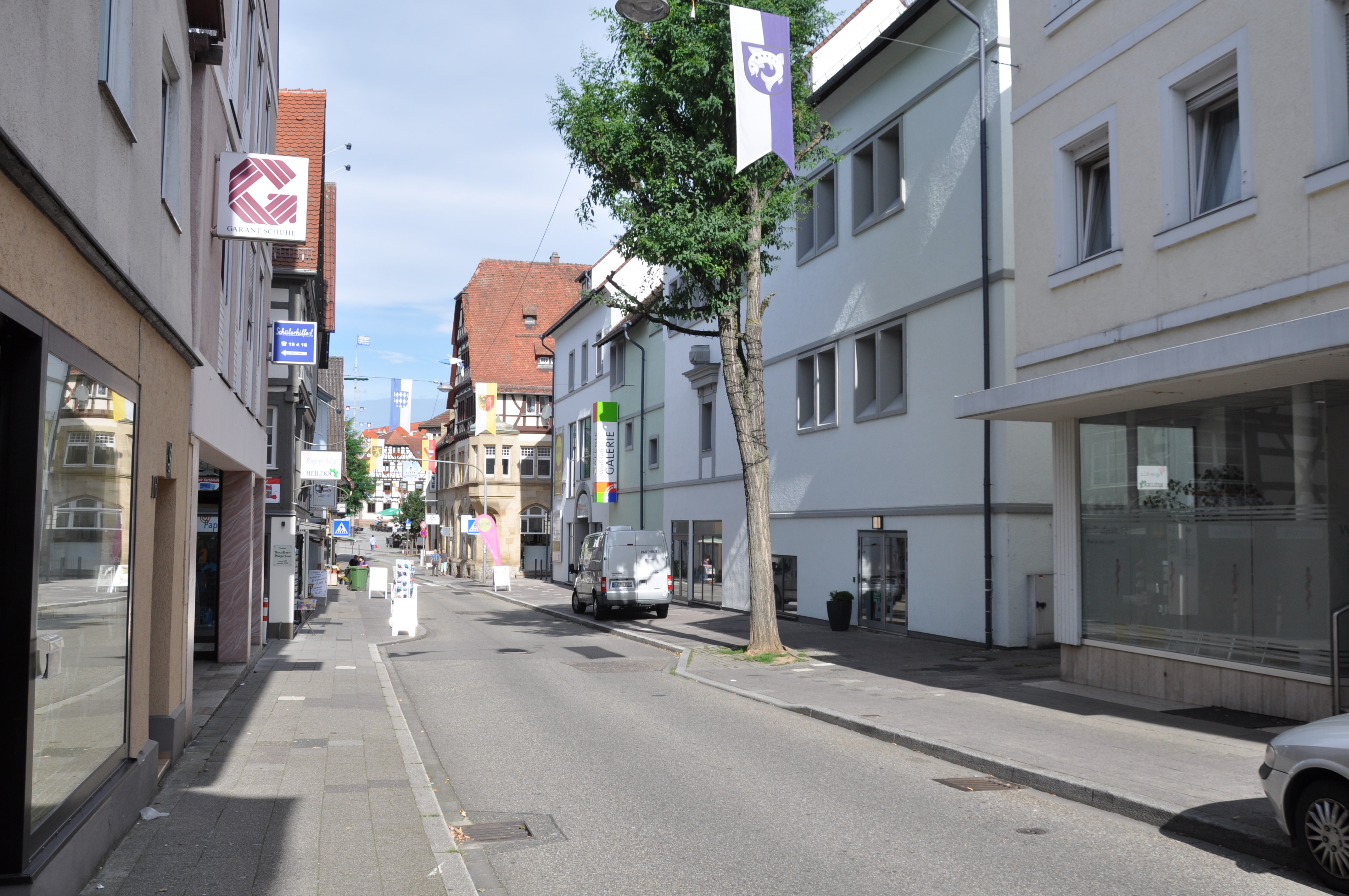 Blickrichtung Marktplatz heute: Die Weißhofer Straße mit Weißhofer Galerie im Jahr 2017. Foto: ch