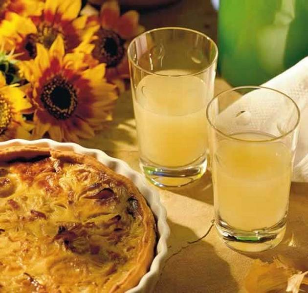 Zum Herbstbeginn wird im Clubhaus des FC Neibsheim neuer Wein und Zwiebelkuchen serviert
