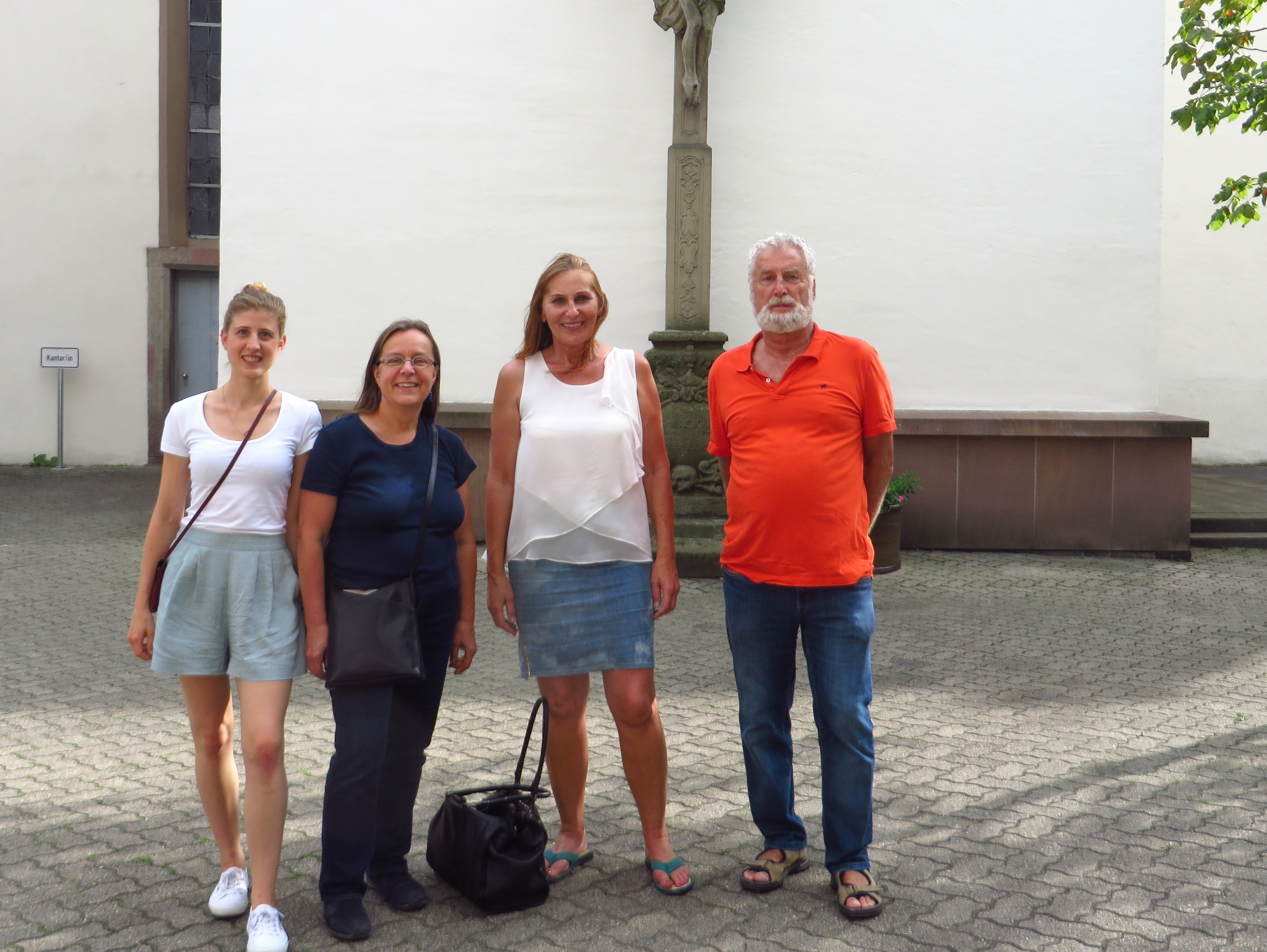 von links: Laura Paffrath und Ulla Mansdörfer, Wahlkreisbüromitarbeiterinnen von Andrea Schwarz MdL, Andrea Schwarz MdL, Landtagsabgeordnete des Wahlkreises Bretten, Hans-Joachim Reiber, 1. Vorsitzender Melanchthonverein Bretten und Brettener Urgestein