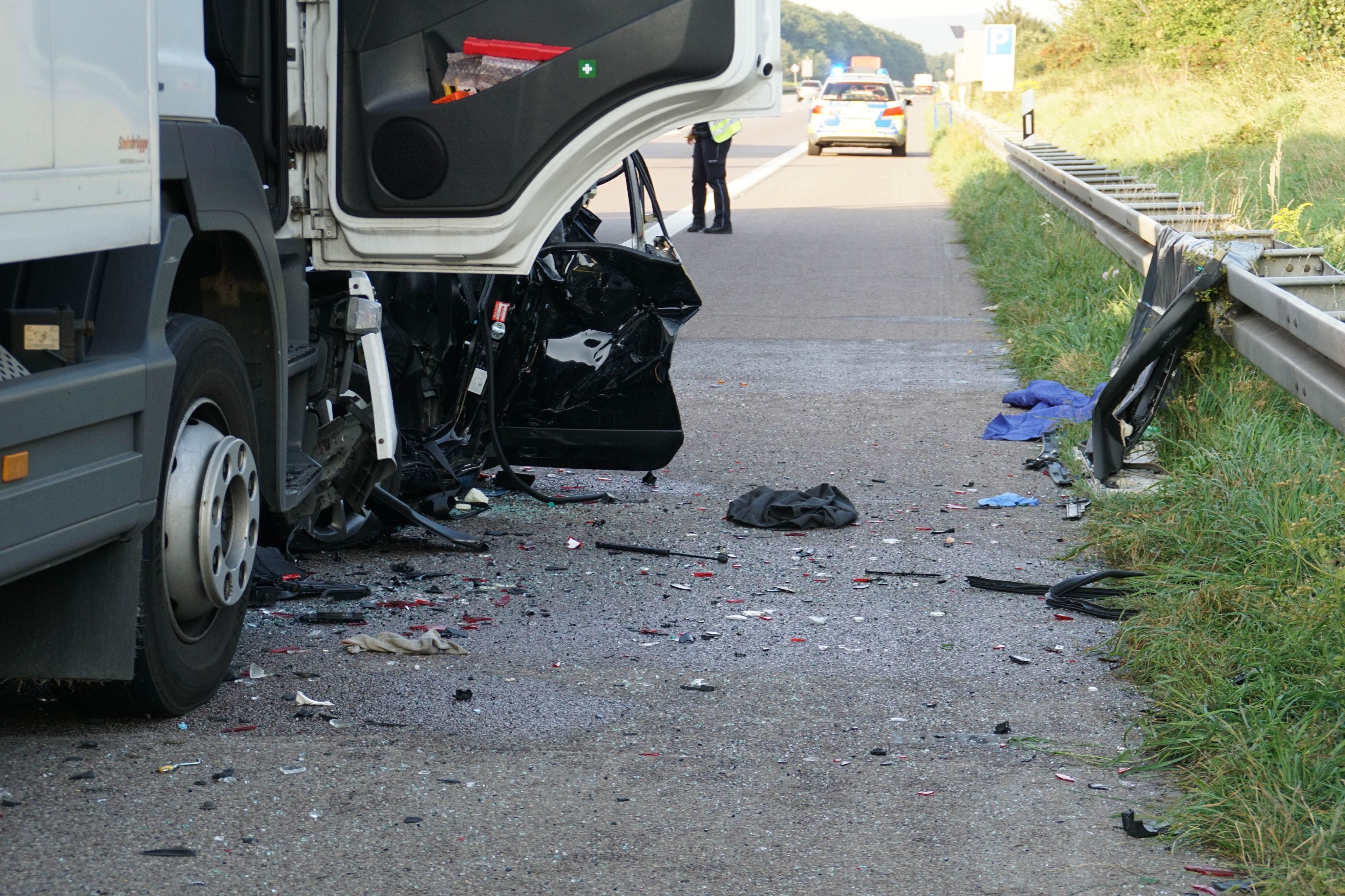 Am Dienstagnachmittag kam es kurz nach 17 Uhr zu einem schweren Verkehrsunfall bei dem drei Lkw aufeinander fuhren und einen Pkw zusammendrückten. Die Pkw-Fahrerin wurde tödlich verletzt. Zur Rettungsmaßnahme wurde die Richtungsfahrbahn komplett gesperrt, danach wurde eine Fahrspur frei gemacht. Die Staatsanwaltschaft hat einen Gutachter beauftragt, den Unfall zu ermitteln.