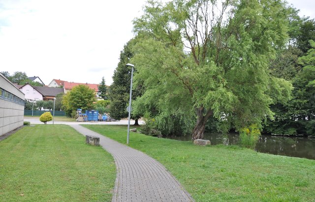 Naherholung mitten im Ort: Der See und das Wäldchen neben der alten Halle könnten später in eine parkähnliche Landschaft rund um die neue Halle eingebunden werden. Foto: ch