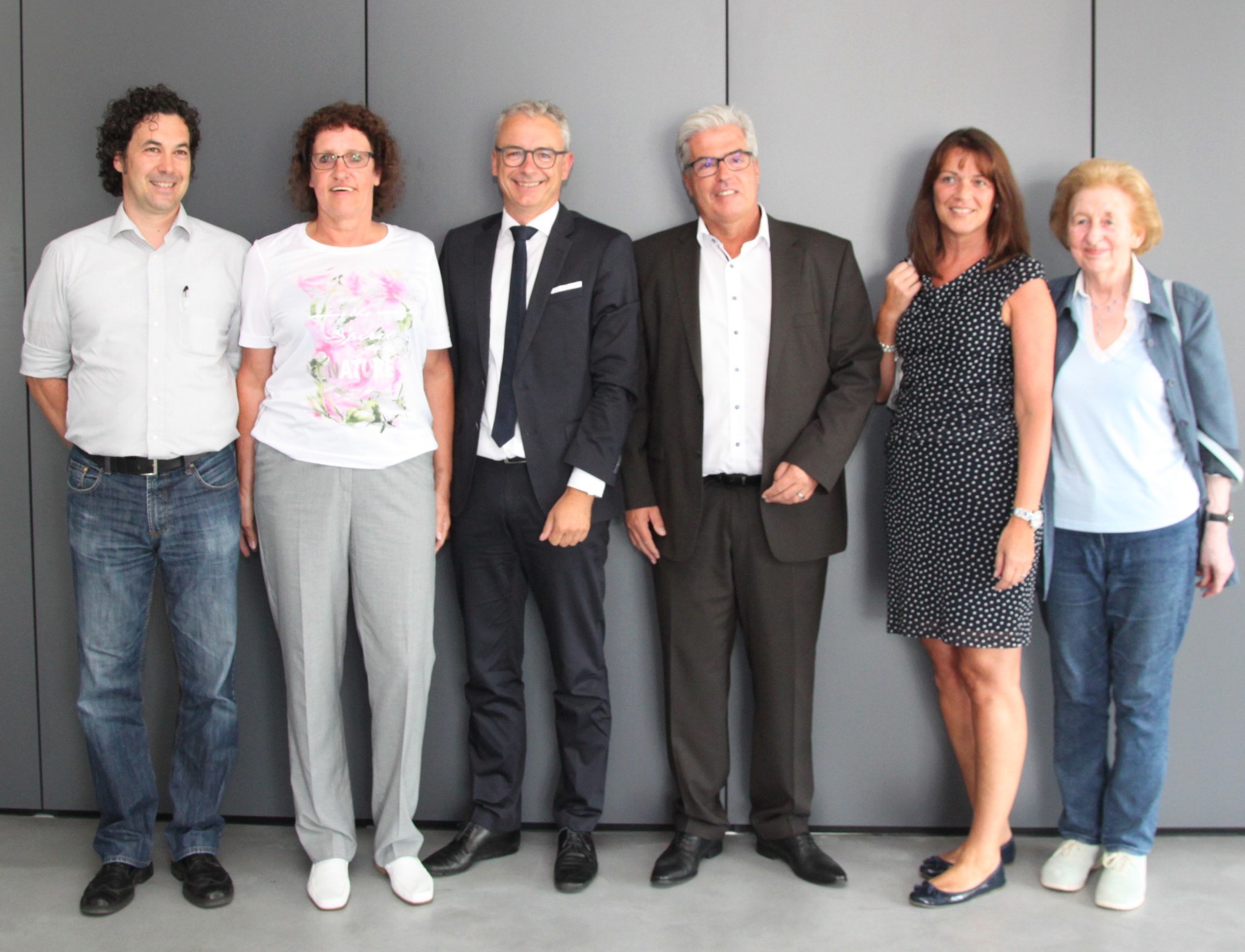 Kreisintegrationspreis: (von links) Unterkunftsleiter Oliver Bach, Petra Schalm, Landrat Dr. Christoph Schnaudigel, Bürgermeister Markus Rupp, dessen Partnerin Karin Traut und Petra Schalms Mutter Ilse Schalm bei der Preisverleihung.
