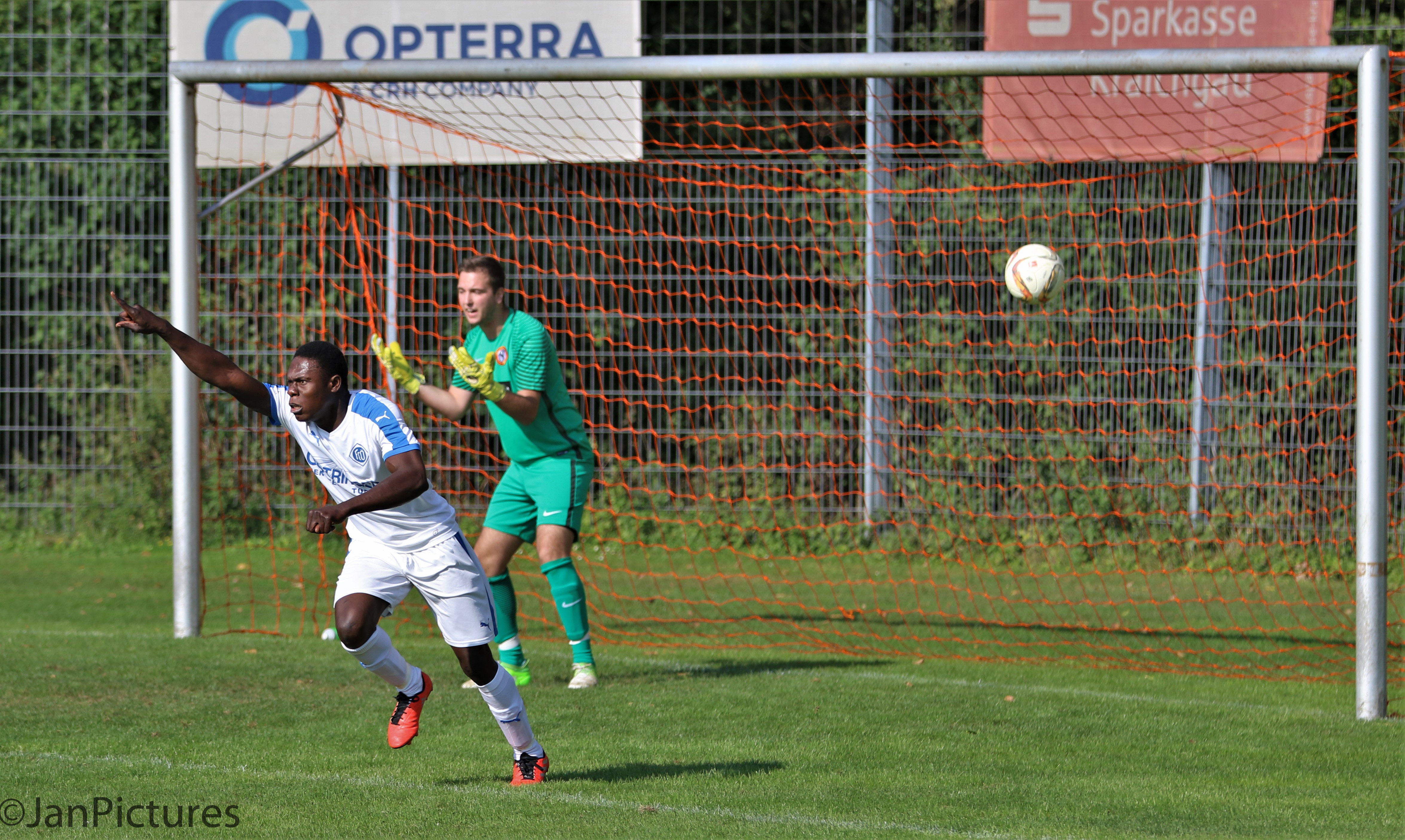 Jan Greiner vom TSV Dürrenbüchig bedient-Osaro Omosefe hingegen bejubelt den späten Ausgleichseines Kameraden Christian Klink vom FC Östringen