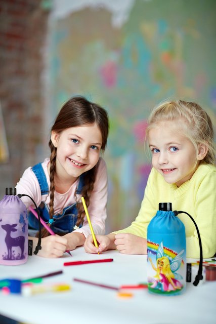 Gut gerüstet für den Schulstart: Eine schöne Geschenkidee ist eine coole Mehrweg-Trinkflasche. Foto: djd/Emil/pressmaster - Fotolia
