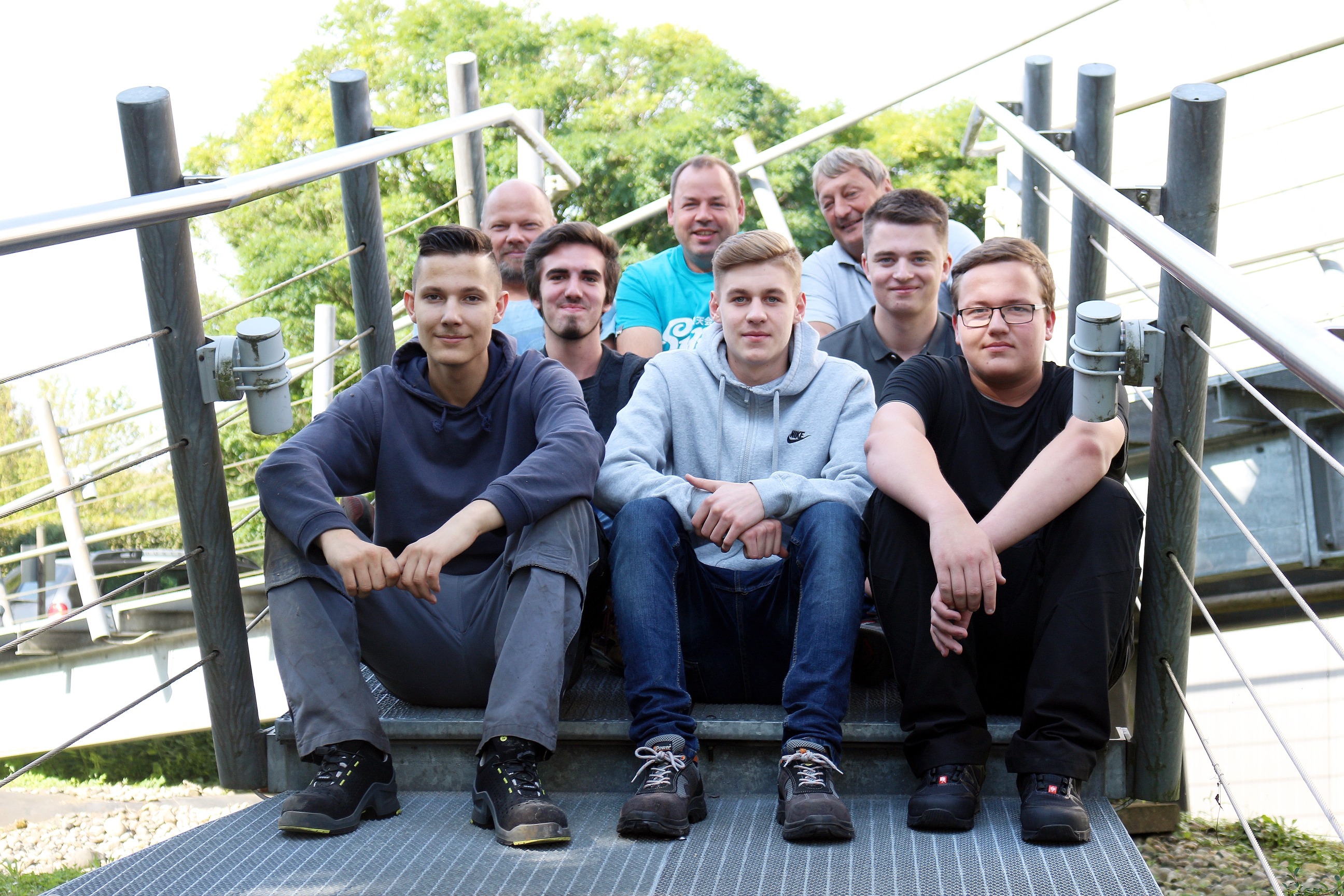 Von rechts nach links unten / Auszubildende: Marcel Epple, Lukas Heeß, Nils Wittmeier, Lukas Hohlbein, Tobias Steinbach,
Ausbilder: Gernot App, Michael Erhart, Markus Borst
