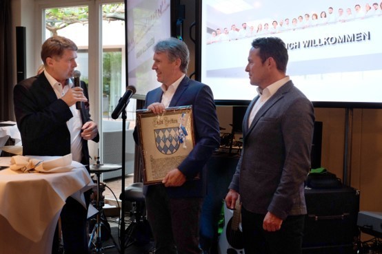Oberbürgermeister Martin Wolff (links) gratulierte den Südbau-Geschäftsführern Markus Vierling (Mitte) und Ulrich Wickenheißer zum 25-jährigen Firmenjubiläum.