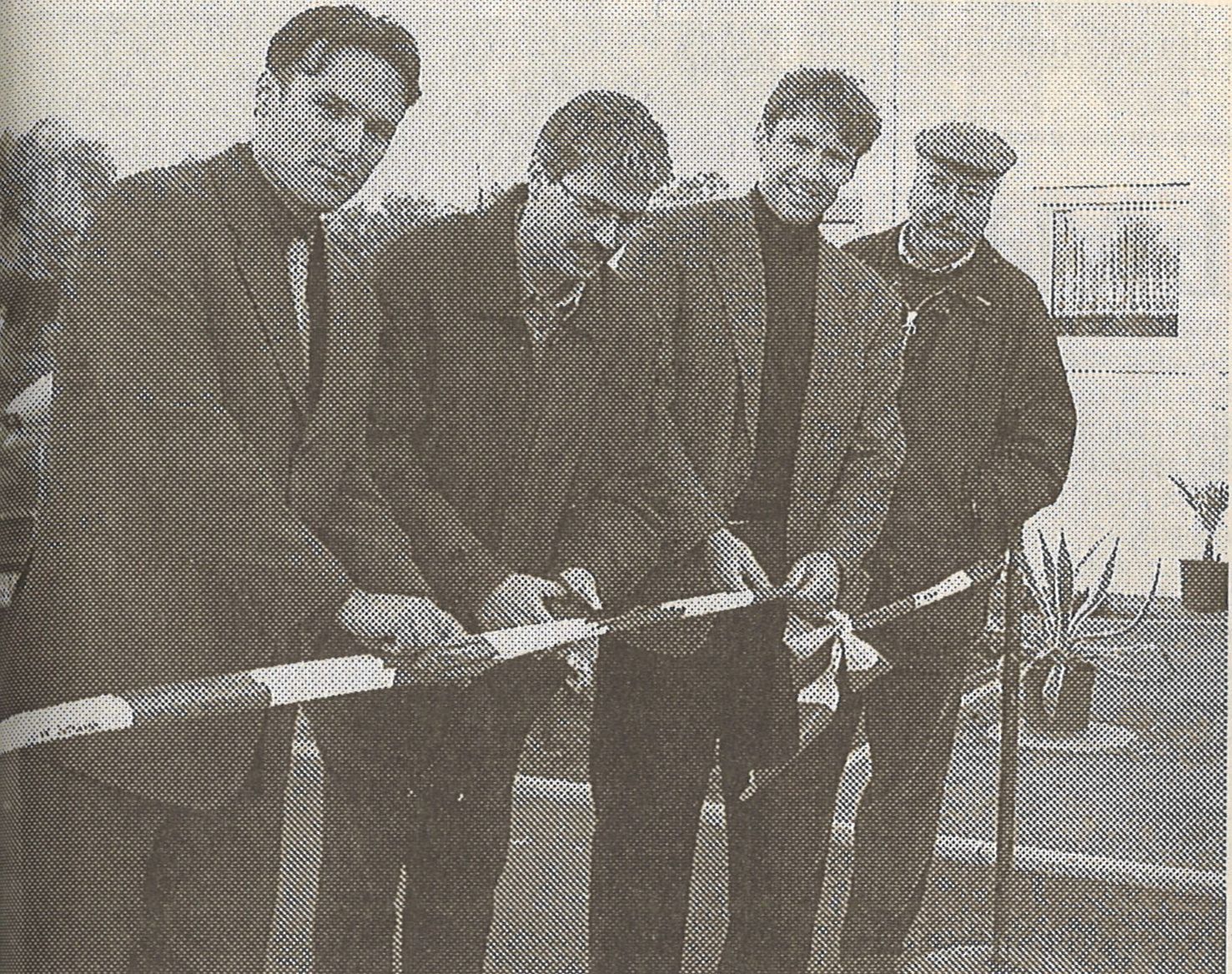 Oktober 1999: Übergabe eines Straßenstücks in Gondelsheim - In einer Art Pilotprojekt für preisgünstiges und ökologisches Wohnen hatte Südbau bereits 1998 elf Reihenhäuser mit Garagen am Hölderlinweg in Gondelsheim fertiggestellt. Das auf dem 3000 Quadratmeter Areal zu einer Art Spielstraße ausgebaute Straßenstück konnten Geschäftsführer Markus Vierling (Zweiter von rechts) und Geschäftsführer Ulrich Wickenheißer (links) im Oktober 1999 an die Gemeinde als öffentliche Straße übergeben.