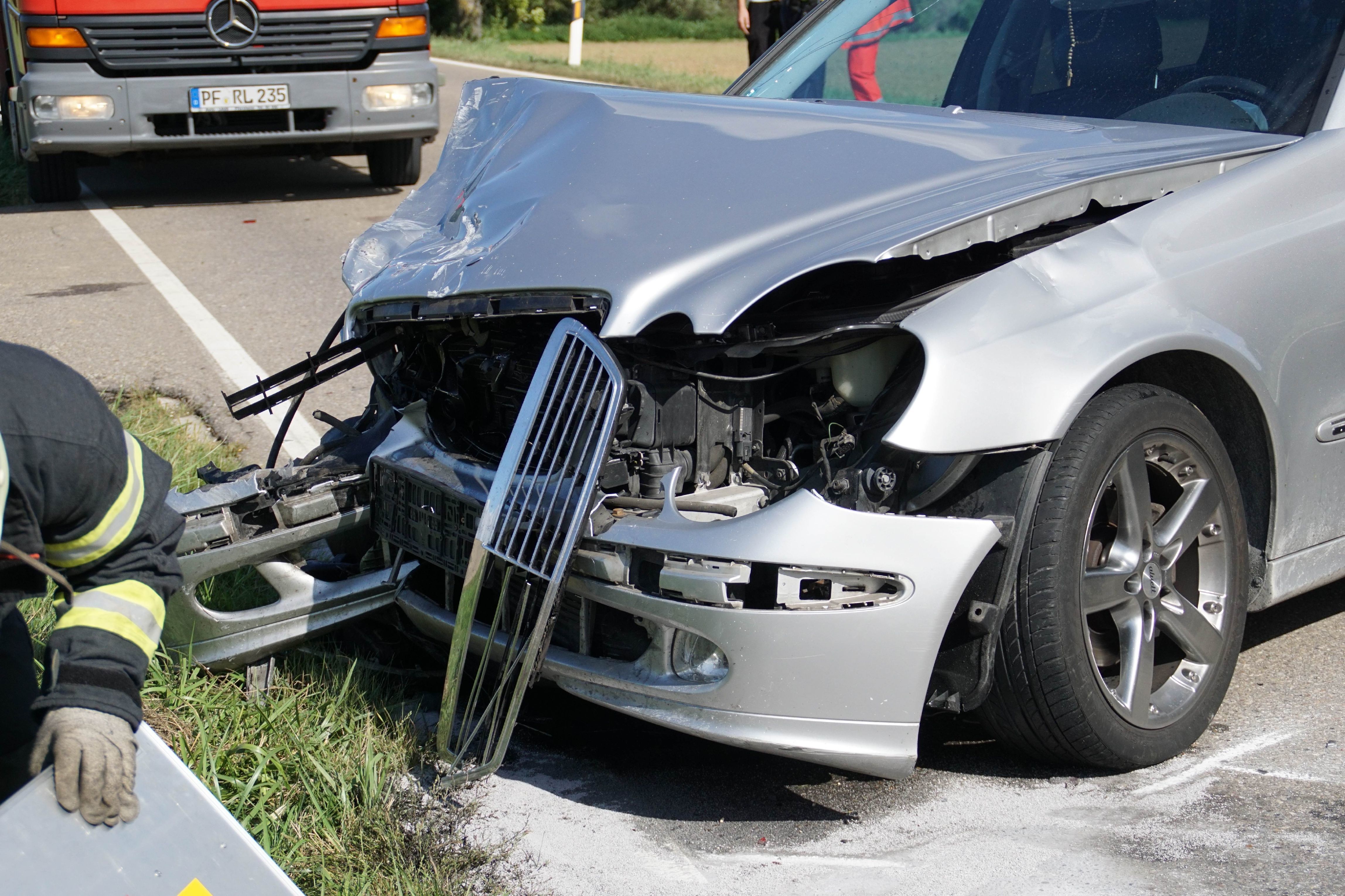Bei einem Verkehrsunfall auf der Kreisstraße 4531 zwischen Kieselbronn und Eisingen sind am Mittwochnachmittag, 6. September, zehn Personen verletzt worden.