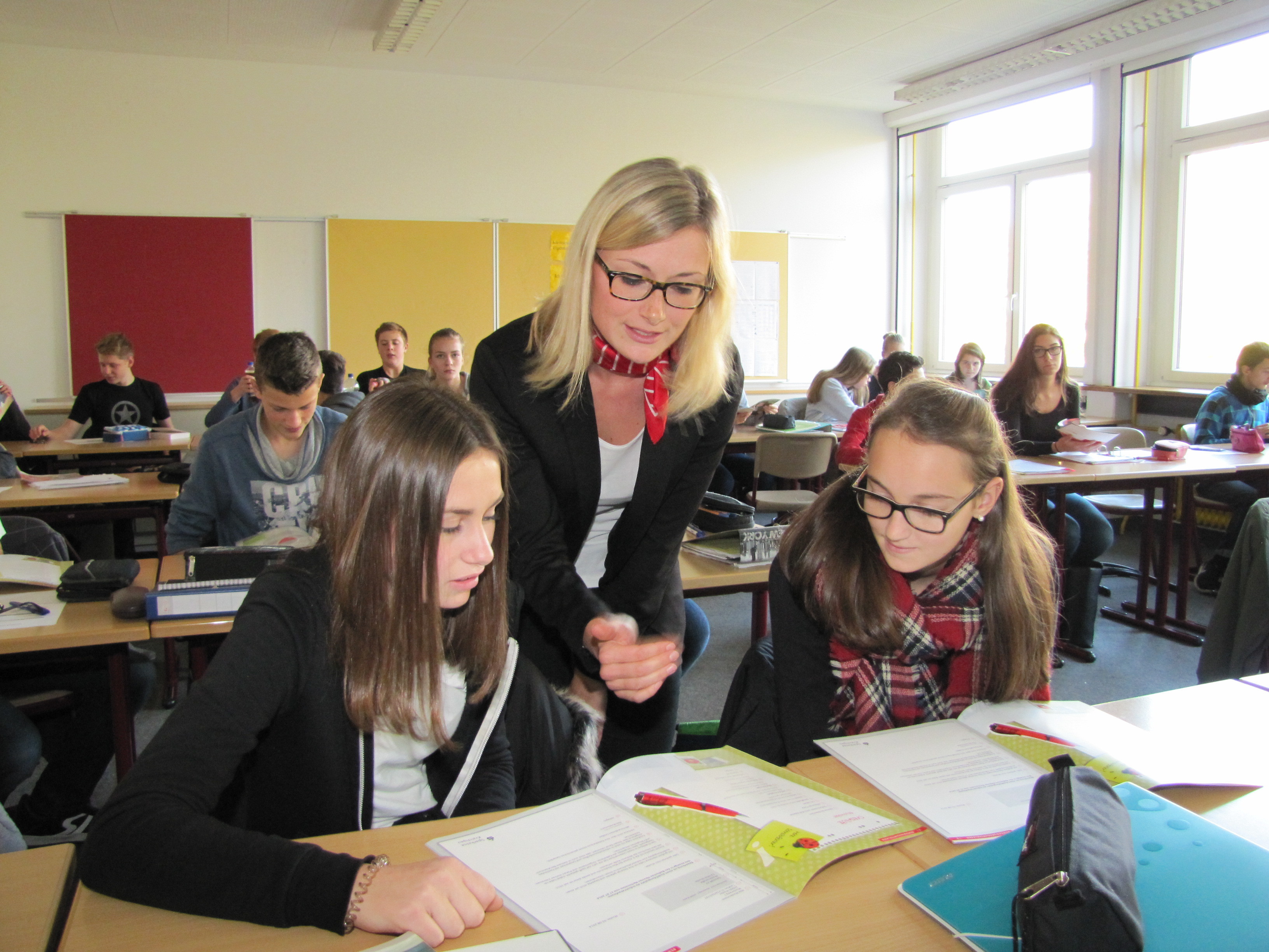 Gwendolyn Kutscha (Mitte), Schulbeauftragte der Sparkasse Kraichgau mit zwei Schülerinnen der Max-Planck-Realschule Bretten.
