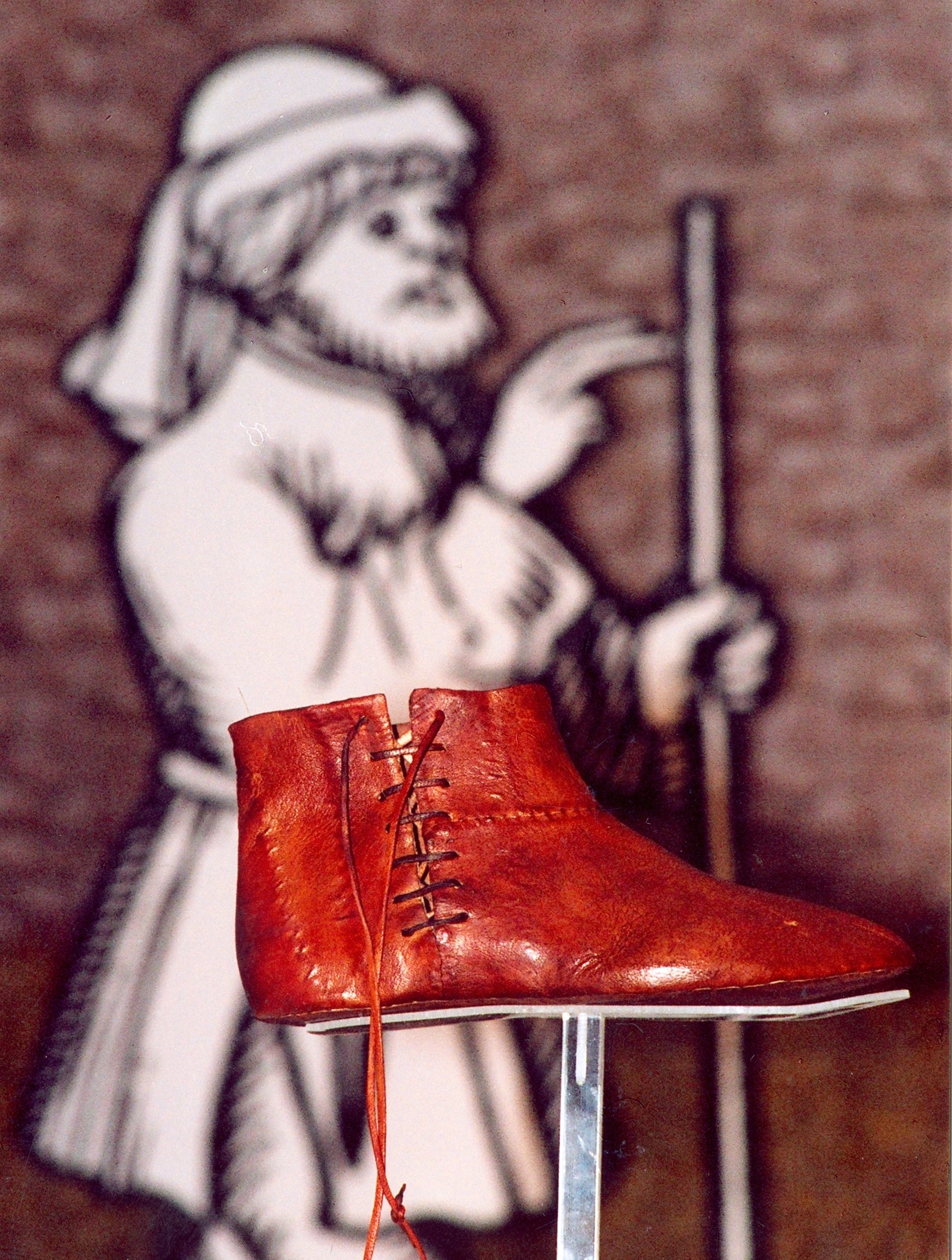 Der Revolutionär und sein Symbol: Die Replik eines historischen Bundschuhs, im Hintergrund die vermutlich einzige zeitgenössische Bilddarstellung des Bauernführers Joß Fritz aus dem Jahre 1513.