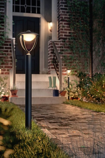 Unverzichtbar sind Wegeleuchten überall dort, wo im Dunkeln entlanggegangen werden muss, zum Beispiel auf dem Weg zur Haustür. Foto: djd/Lampenwelt.de