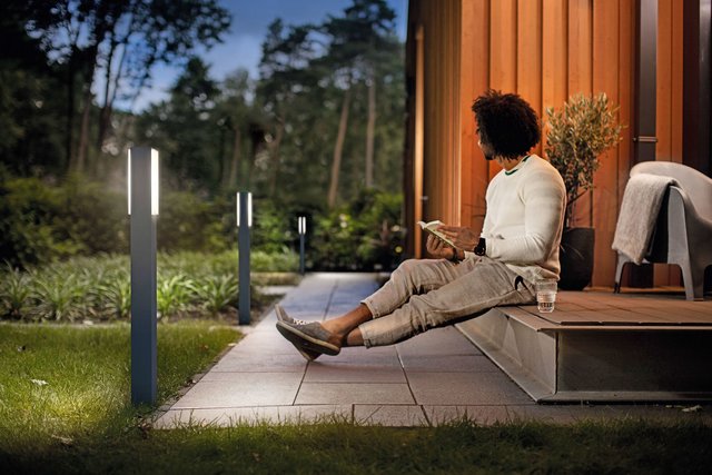 Mit der Anordnung der Wegeleuchten rund um die Terrasse werden stimmungsvolle Lichtpunkte geschaffen. Foto: djd/Lampenwelt.de