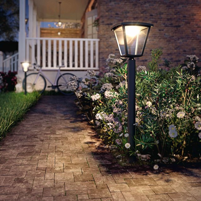 Pollerleuchten grenzen Wege perfekt von bepflanzten Bereichen ab und sorgen so für einen sicheren Tritt. Foto: djd/Lampenwelt.de