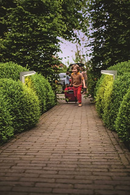 Besondere sparsam sind Wegeleuchten, die per Bewegungsmelder aktiviert werden. Dank Dämmerungssensor schalten sie sich darüber hinaus nur dann ein, wenn es langsam dunkel wird. Foto: djd/Lampenwelt.de