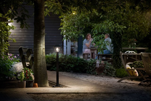 Wegeleuchten können die Gartensaison bis in den Herbst hinein verlängern. Foto: djd/Lampenwelt.de