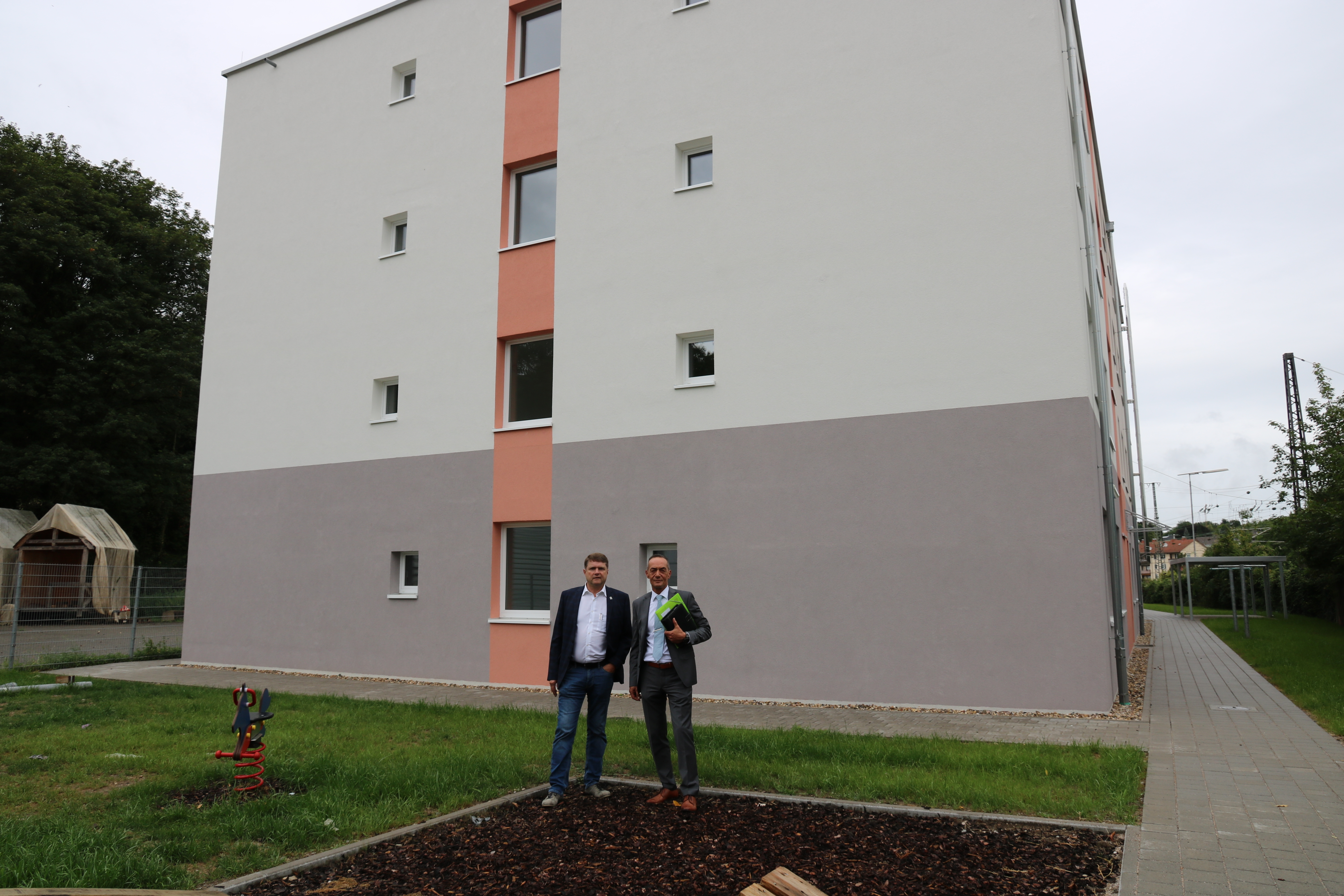 Oberbürgermeister Martin Wolff (links) und der Geschäftsführer der Städtischen Wohnungsbau GmbH, Gerd Lehmann, vor der neuen Flüchtlingsunterkunft "An der Schießmauer" in Bretten.
