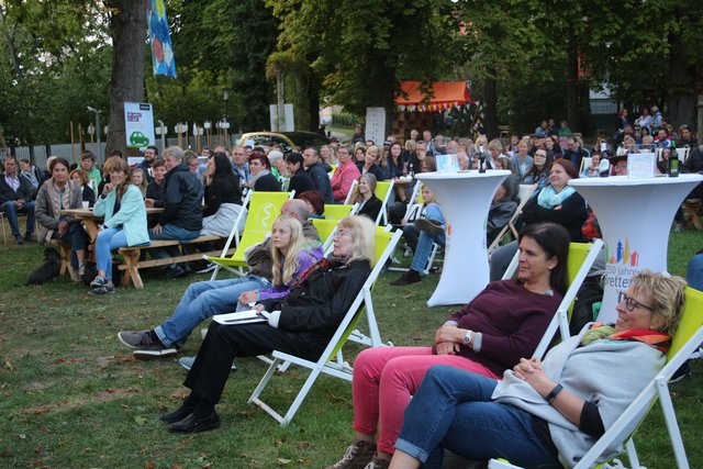 Über 300 Zuschauer genossen die besondere Atmosphäre beim "Slam im Park" Open Air.
