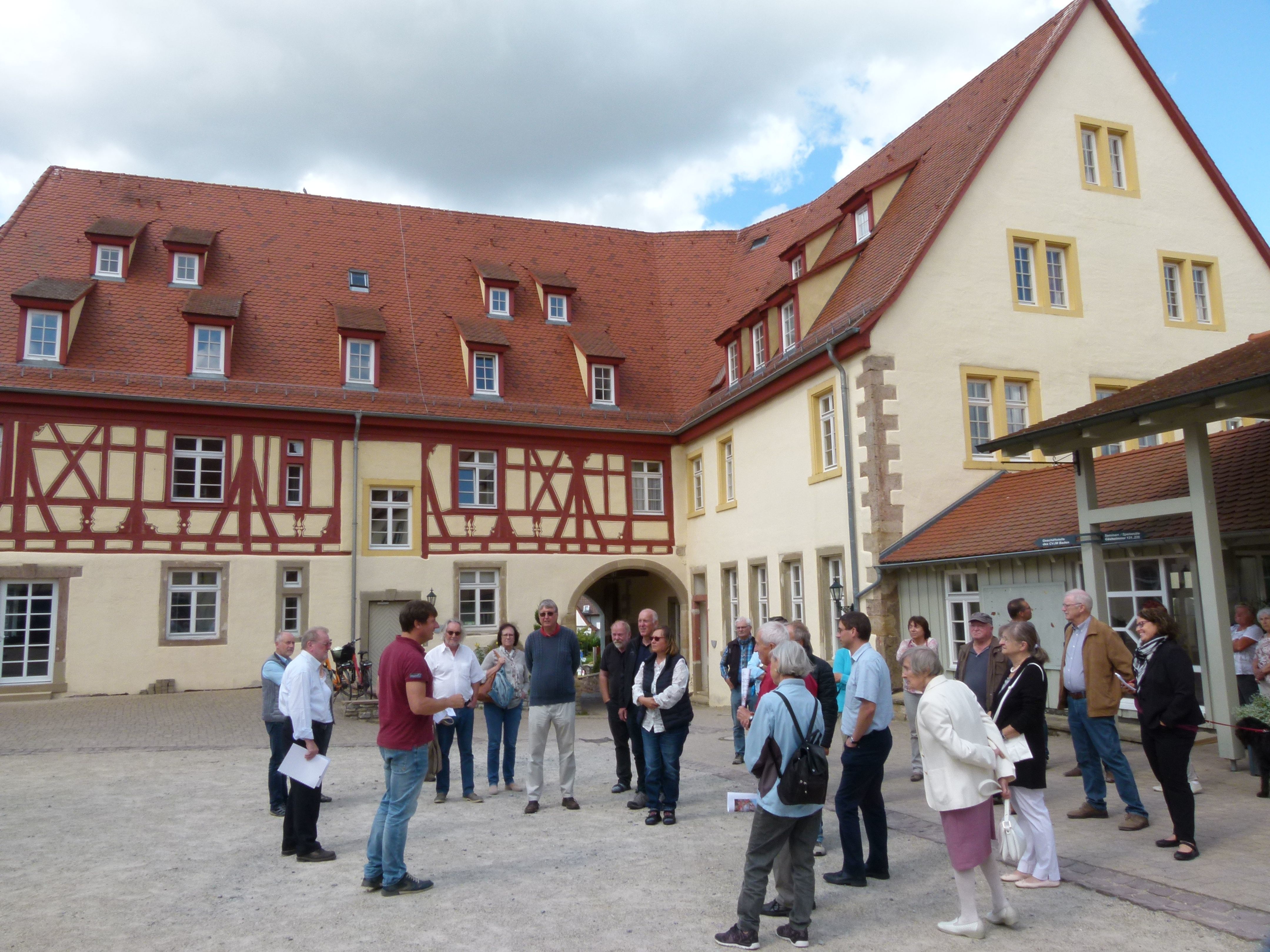 Interessierte Besucher folgten den Führungen von Franz Fuchs (2.v.l., weißes Hemd) und Georg Rühle (Bildmitte, rotes T-Shirt) durch den ehemaligen Pfleghof des Klosters Maulbronn, das heutige CVJM-Lebenshaus