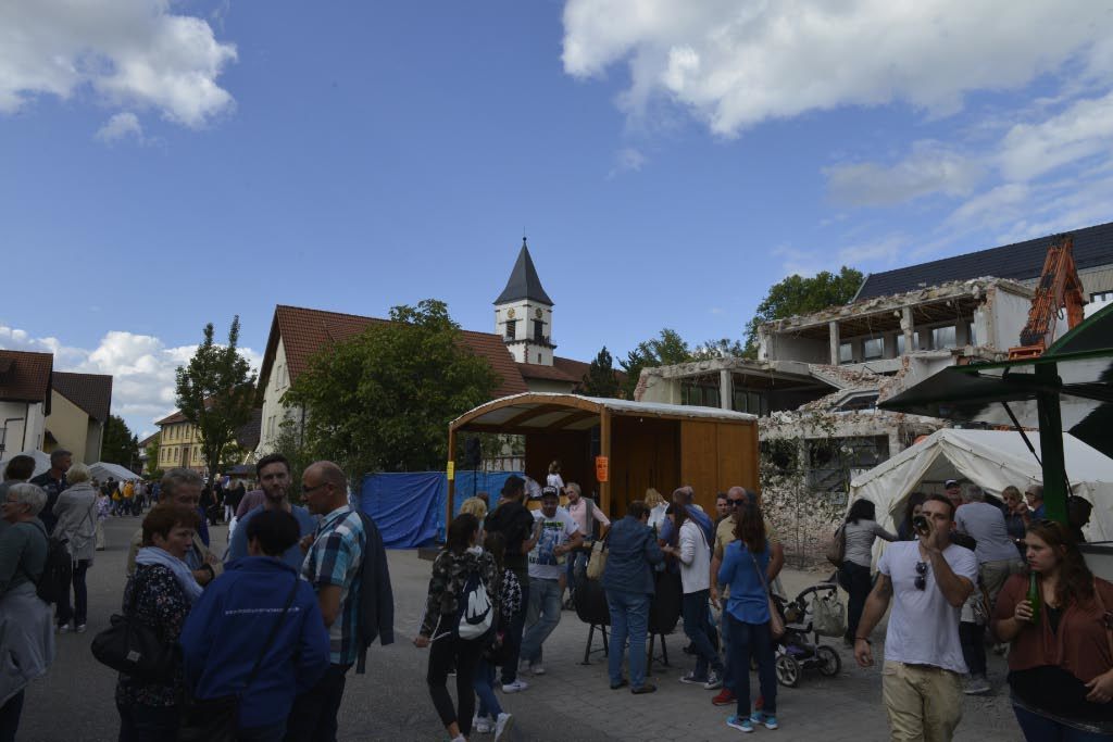 Vor der Ruine des halb abgerissenen Rathauses feierten die Wössinger ihr Straßenfest - bei Sonnenschein und spätsommerlichen Draußensitz-Temperaturen.