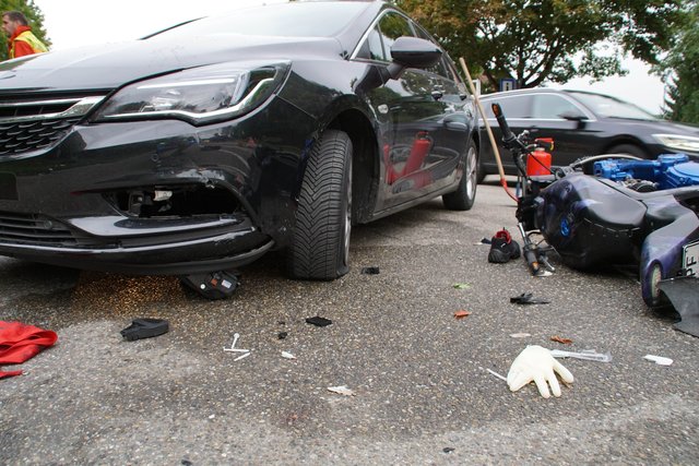 Schwere Verletzungen hat sich ein 46-jähriger Motorradfahrer bei einem Verkehrsunfall am Mittwochmorgen, 13. September, in Königsbach zugezogen.