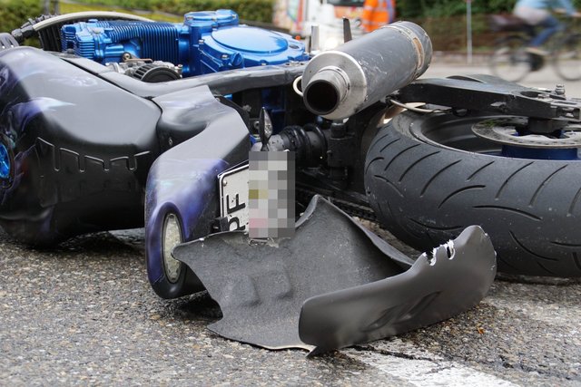 Schwere Verletzungen hat sich ein 46-jähriger Motorradfahrer bei einem Verkehrsunfall am Mittwochmorgen, 13. September, in Königsbach zugezogen.