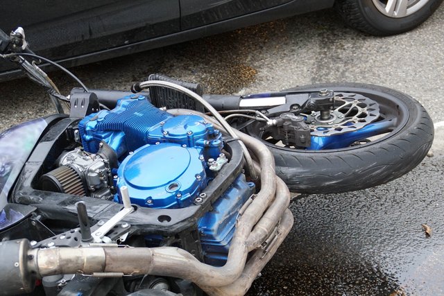 Schwere Verletzungen hat sich ein 46-jähriger Motorradfahrer bei einem Verkehrsunfall am Mittwochmorgen, 13. September, in Königsbach zugezogen.