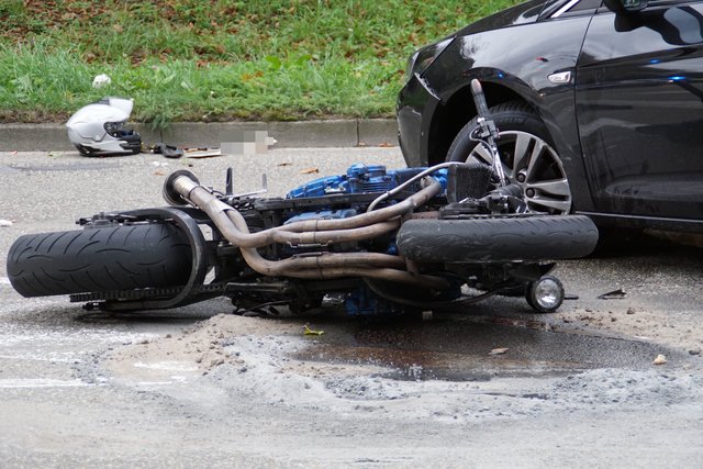 Schwere Verletzungen hat sich ein 46-jähriger Motorradfahrer bei einem Verkehrsunfall am Mittwochmorgen, 13. September, in Königsbach zugezogen.
