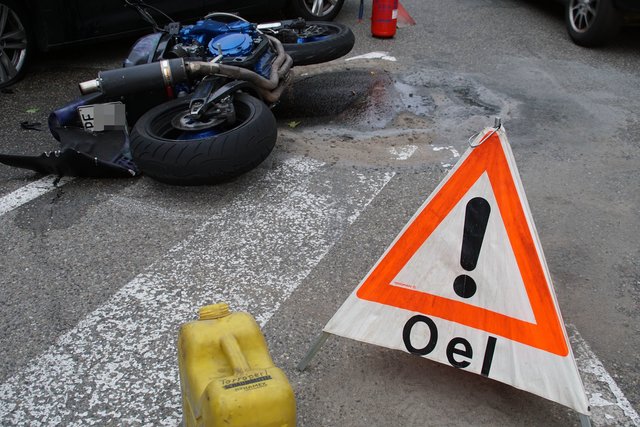 Schwere Verletzungen hat sich ein 46-jähriger Motorradfahrer bei einem Verkehrsunfall am Mittwochmorgen, 13. September, in Königsbach zugezogen.