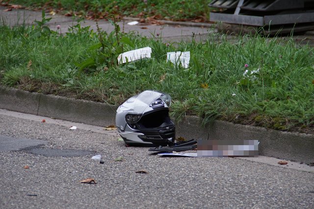 Schwere Verletzungen hat sich ein 46-jähriger Motorradfahrer bei einem Verkehrsunfall am Mittwochmorgen, 13. September, in Königsbach zugezogen.
